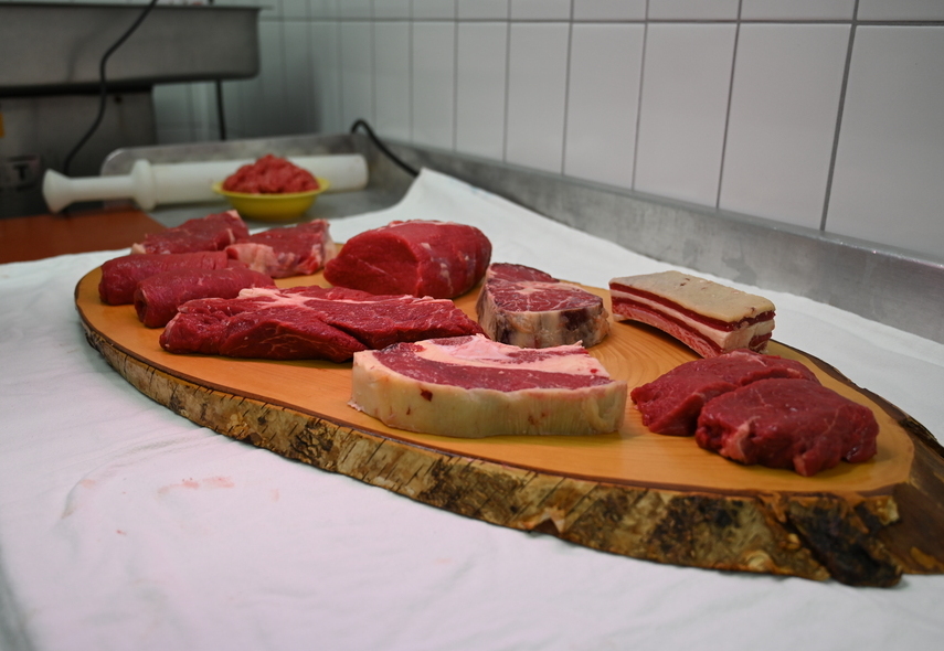 Fleischpaket auf Holzbrett